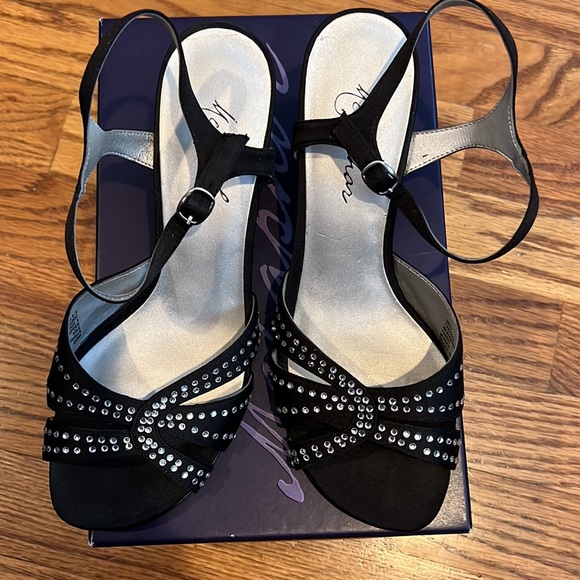 Metaphor Tristan Size 5 1/2 Med Black Heels W/Ankle
Strap Open Toe - Picture 5 of 8